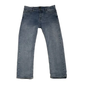 Montén Jeans - Säljer ett par blåa Monten  jeans i storlek 32/32. Jeansen har en rak passform och är tillverkade i ett bekvämt denimtyg. Perfekta för vardagsbruk!