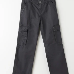 low waist cargo jeans - Byxorna är använda ca 5 gånger och är som nya, säljer pågrund av att det inte är min stil längre. 