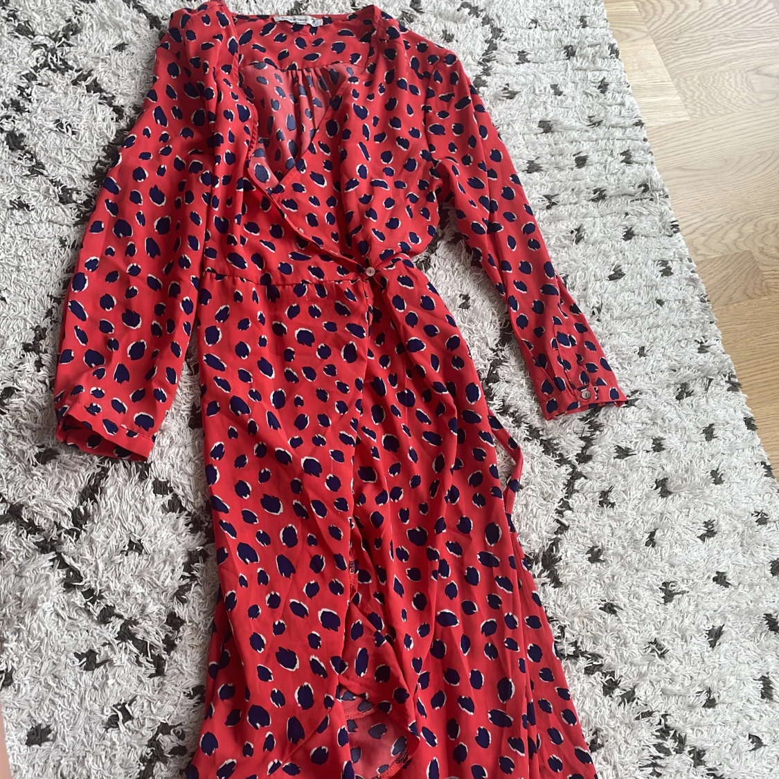 Röd omlottklänning med prickigt mönster
