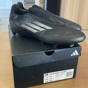 Adidas F50 League Laceless - Hej! Säljer de då de inte passade min fot som jag tänkte, nypris är 1149 kr, köpta på unisport. Använda en träning bara.  