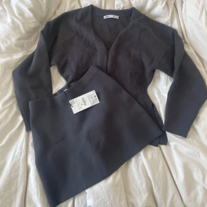 Zara set - Populärt zara set. Finns inte på hemsidan längre. Kjolen är helt ny medans att tröjan e använd ett fåtal gånger. Lite nopprig 