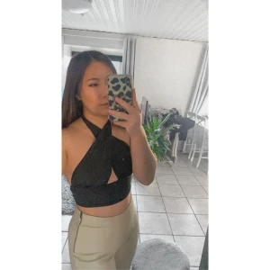 Topp - Svart topp från SHEIN, användt några gånger.