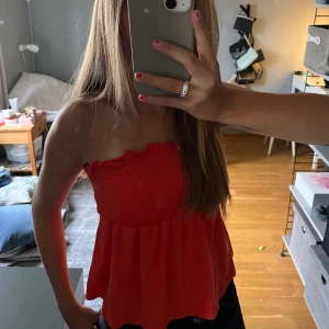 Tub-linne med band  - Säljer ett fint orange/rött linne då det inte kommer till andvändning hos mig. (Använt ca 4 ggr) Linnet har band som går att knyta upp och lägga in som på första bilden om man vill ha som tub. Strl är xs men passar som xxs,s,m💗💗