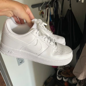 Nike Air Force 1  - Nya air forces, beställde fel storlek. Vill bara bli av me dom så Pris kan diskuteras.