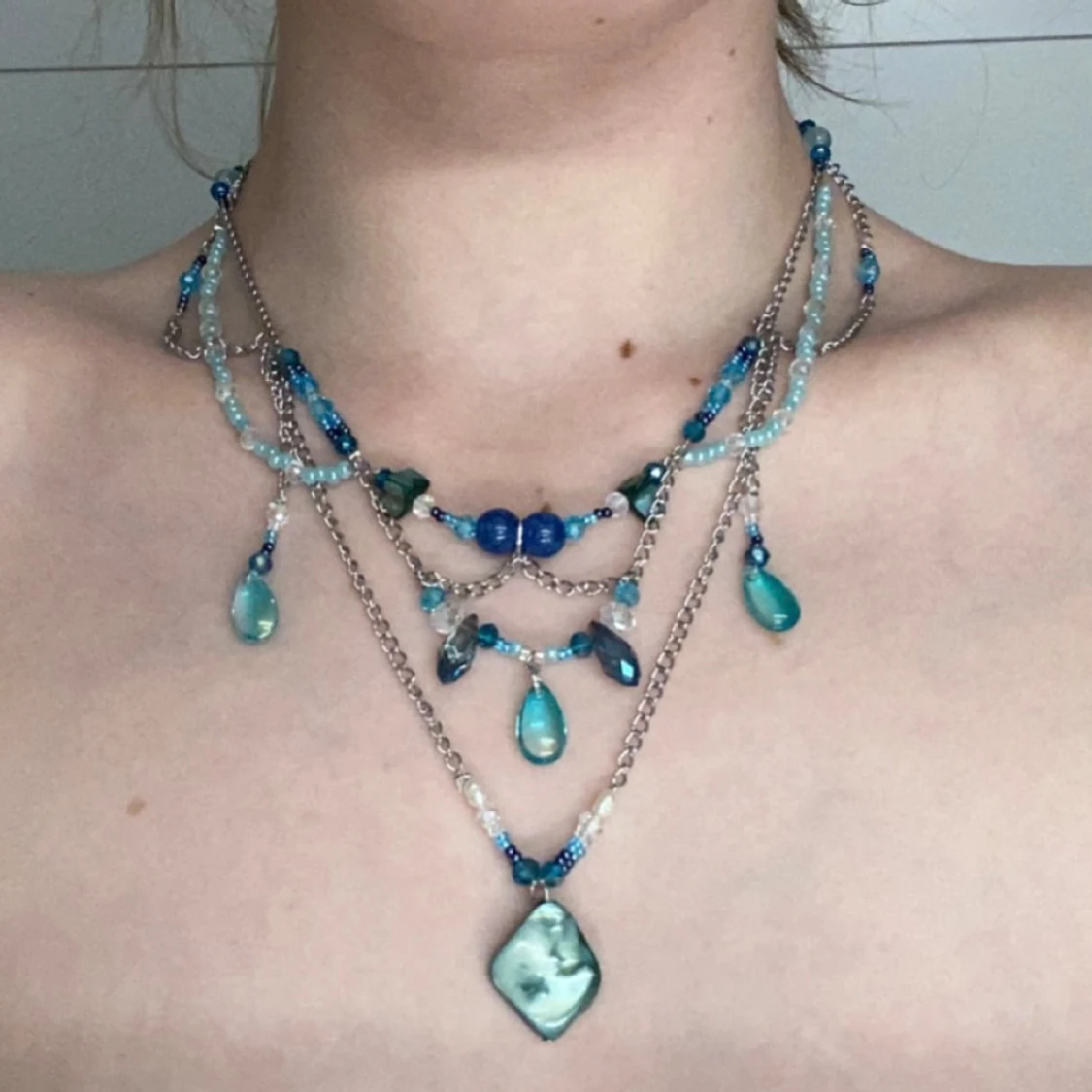 Flerlagrat halsband med blå och gröna pärlor