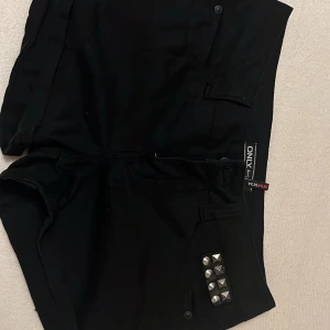 Lågmidjade shorts  - Såååö snygga lågmidjade jeans shorts som jag verkligen älskar men tyvärr inte passar mig 🌸🌸