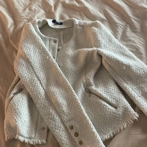 Jacka  - Fin tunn jacka från Bikbok, lite nopprig men annars i bra skick 💗