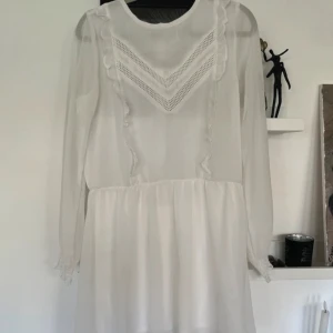 Klänning - Tunn klänning   Fint skick, anar svag fläck på klänningen (se bild) 