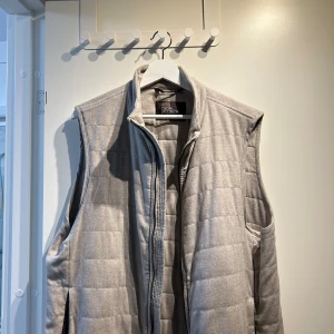 Oscar Jacobson väst  - Oscar Jacobson Liner flanellväst Bra skick förutom en fläck på insidan av västen. Sitter som en L/XL    Köpt direkt från Oscar Jacobson.