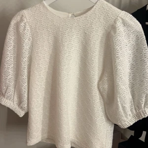 Blus från object  - Superfin blus från object, använd 1 gång. Som ny. Bilder på kan skickas vid intresse💖💖 