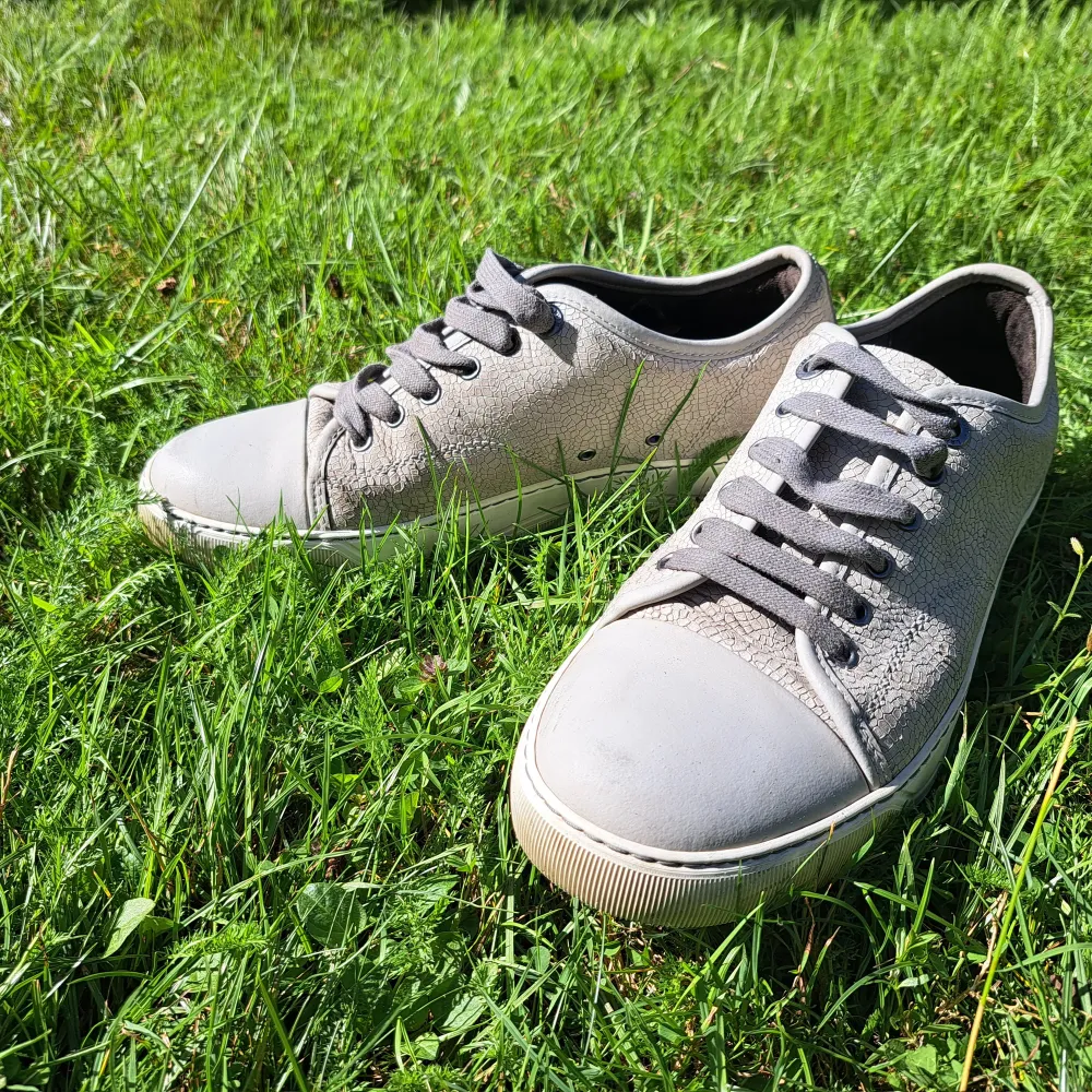 Hej! Grå-vita Lanvin sneakers storlek uk 5, motsvarar 40-41 säljes. Fint skick!. Skor.