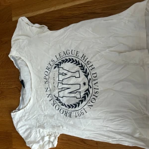 T shirt Gina tricot - T shirt med tryck på från Gina tricot