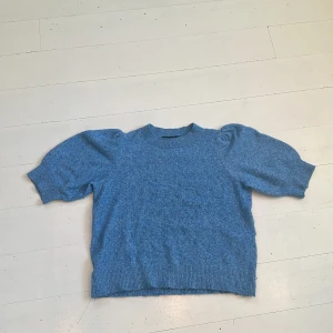 Kortärmad tröja ( blå ) vero Moda  - Blå stickad tröja kortärmad , puffarm, veromoda 