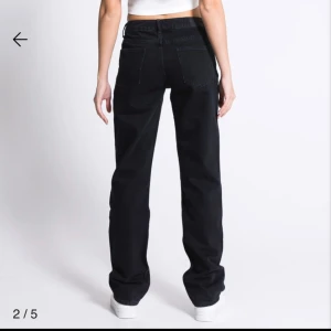 Svarta/mörk grå jeans  - Jeans från lager 157, sönder längst ner. Annars inga skador eller hål. 🕳️