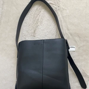 Svart väska - Jag säljer min helt oanvända väska från Kappahl, lappen sitter fortfarande kvar. Finns det frågor kan ni skriva till mig, priset kan diskuteras❣️ 