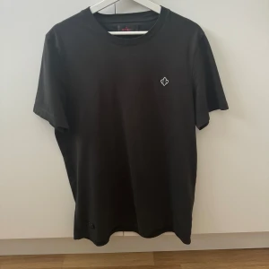 MORRIS t-shirt - Säljer min t-shirt som är knappt använd, den är i nyskick och har väldigt bra kvalitet för ett otroligt bra pris!! 