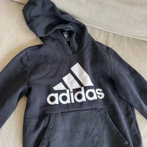 Adidas hoodie  - Svart Adidas hoodie i storlek M. Använd men har inga ”skador” eller fläckar. Kan mötas i Centrala Stockholm eller frakta.