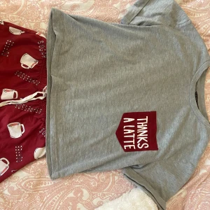 Gullig pjamas - Säljer min söta pjamas från shein då den tyvärr inte kommer till användning. Pjamasen är ett set med en t-shirt och ett par shorts. Setet är i storlek s💕