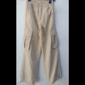 Cargo pants från only  - Byxorna är gjorda av ett tunt matrial, de är stretchiga vid midjan och det går att justera hur tajt de ska sitta vid anklarna. Säljs för att jag inte längre har på mig de. 