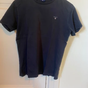 Märkes T-shirts  - Gant T-shirt nummer 1: skick bra pris 100kr storlek 158/164  Gant T-shirt nummer 2: skick bra pris 100kr storlek 170  Gant T-shirt nummer 3: skick bra skick pris 100 kr storlek 170  T-shirt nummer 4: bra skick pris 50 kr storlek S