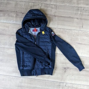 Parajamper cardigan - En parajamper cardigan perfekt nu inför hösten! Skick 9/10 för lite andvänd, obs har dragit ut snörena men man kan säkert köpa det någonstans om man vill. Köpt på johnells för 3999kr mitt pris 1800kr,Säljer för är sugen på något nytt. 