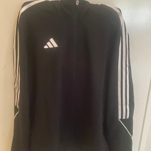 ADIDAS TRÄNINGSJACKA (NY) - Säljer den för att den inte passar mig Helt Ny Aldrig använd Storlek: M Kan även användas som regnjacka Kostar egentligen 899kr Pris kan diskuteras vid snabba affärer 