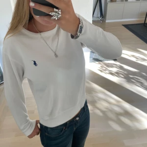 Ralph lauren tröja - Säljer denna tröja i storlek m men passar mindre storlekar också. Köparen står för frakten!