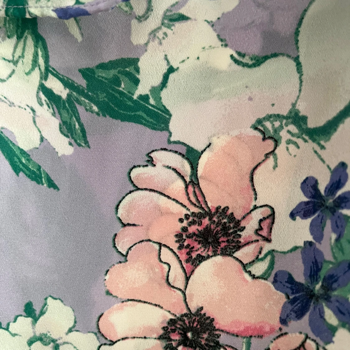 Blommig off-shoulder topp med volanger - 91