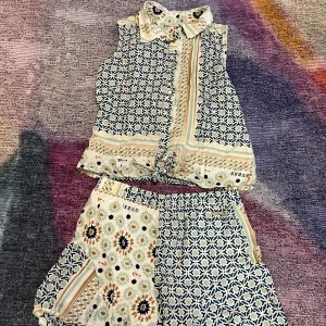 GUESS sommar kostym  - Använd bara några gånger. Jätte fin och passar perfekt till en varm sommardag till barn. Storlek 8-10år