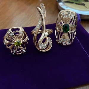 Ovanliga vintage ringar  - Tre ovanliga vintage ringar i guldplätering. Ringarna är nya och i storlek 17. Lila fin sammetspåse medföljer. Alla för 40 kr.