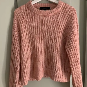 Rosa stickad Vero Moda tröja - Jättefin stickad tröja! Säljer pga nästan använd men är därför jättebra skick! Tryck gärna på köp nu, skickar iväg så fort jag kan💞💞