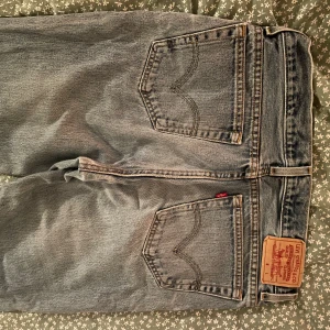 Levi's 516 Slim Fit Jeans - Säljer ett par Levi's 516 Slim Fit jeans i storlek 34x34. Ljusblå och tillverkade av 100% bomull. Köpta secondhand men har aldrig använt själv och är i bra skick. Skriv vid intresse! 