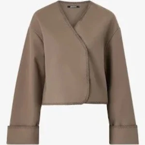 Kofta  - Brun kofta från Gina, använd 1 gång. 