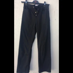 Utsvängda jeans från lindex  - Jeansen är utsvängda, de har ingen gylf utan istället 4 kanppar. Jenasen är inte så långa. Säljer för att de inte längre passar. 