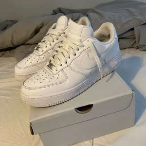 Nike air force one - Nike air force one’s som inte är använda särskilt ofta. Suttit lite och ”ruttnat” då jag använder andra skor. De tvättas innan skickning och blir i princip som nya, och med crease skydd inuti blir de verkligen det. Köpta på zalando. 
