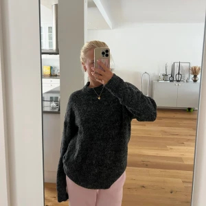 Mysig stickad tröja  - Mysig svart grå stickad tröja i storlek xs💕bra skick!! Du står för frakten😋