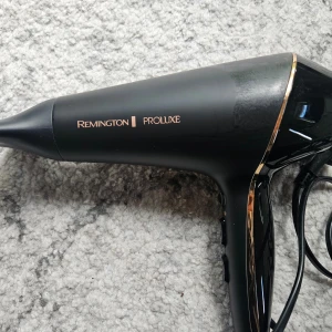 Hårfön Remington - Hej! Säljer denna hårfön för att jag inte använder den längre. Har använt den i någon månad. Den har OPTIHeat och jonteknologi samt 3 värmenivåer och 2 hastighetsinställningar och automatisk avstängning! (: