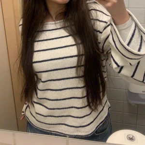 Vit och marinblå randig tröja - Säljer en superfin vit tröja med marinblå ränder. Den är långärmad och har en normal passform. Perfekt för både vår och höst! Tröjan är bekväm och passar perfekt till ett par jeans 🌟