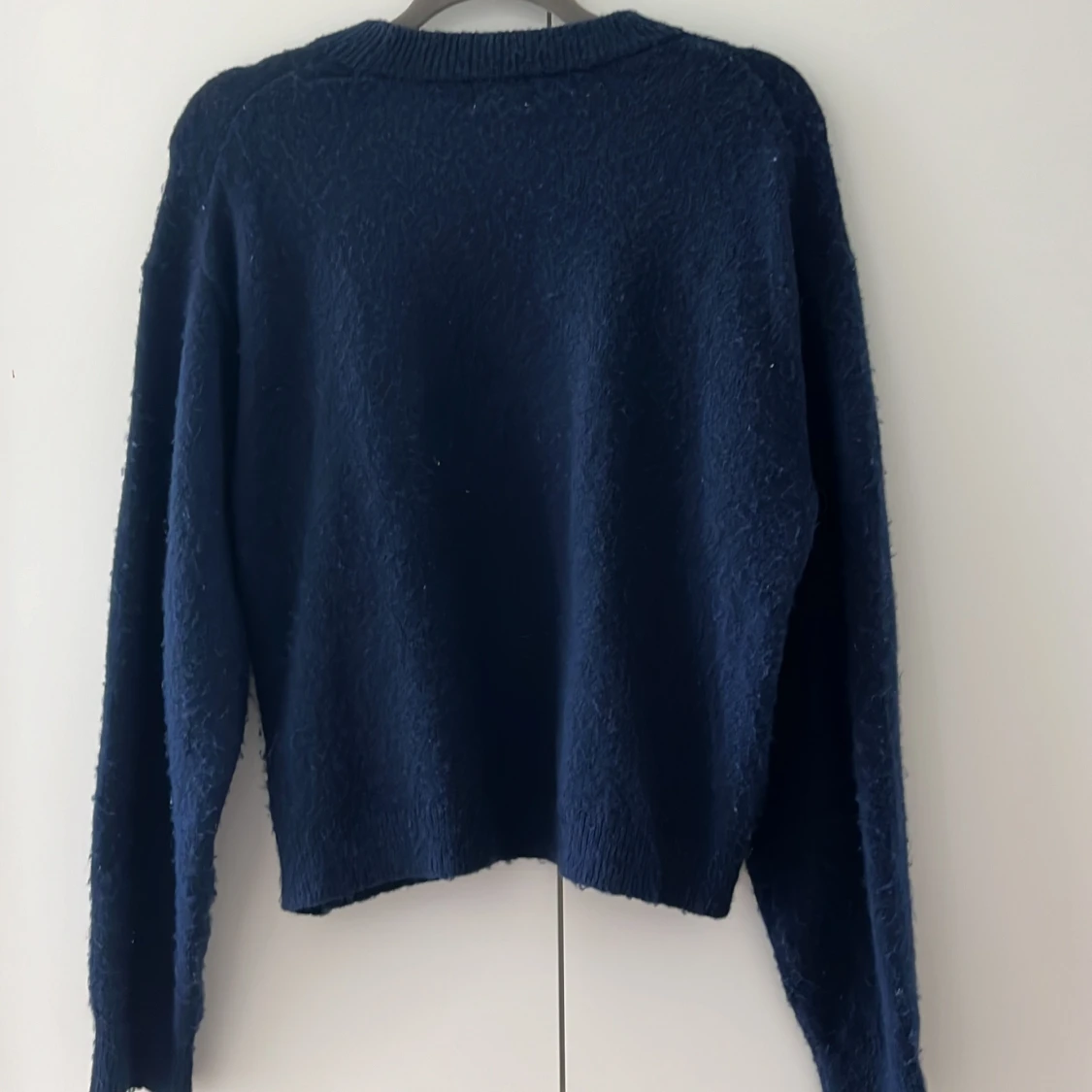 Stickad marinblå tröja  - 90