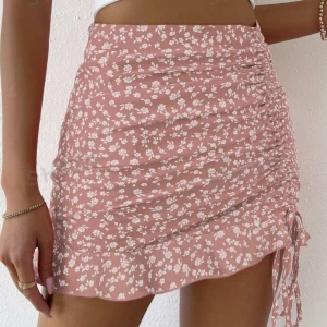 Rosa kjol - Rosa blommig kjol i storlek S från Shein, använd 2-3 gånger. Köpt för 89 kr💕