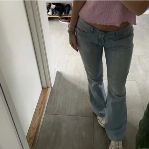 Lågmidjade bootcut jeans - Fina lågmidjade bootcut jeans! ❤️På andra bilden kan man se att dem har som ett randigt mönster 💗 Säljer för 500kr 💓 Inga defekter och allt är ”som det ska”. 