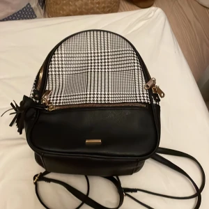 Liten väska  - Bra skick. Använd 1 gång. Sälja på grund av att jag inte använder den 