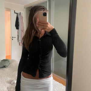 Svart topp - Svart topp med knäppning, passar bra till både vardags och fest. Superskön och stretchig🖤