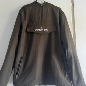 Moncler Vindjacka - Moncler (Vindjacka) med Skönt inre material. (Replika) Färg: Grön Storlek: L/XL
