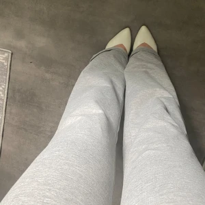 Klackar  - Vintageklackar köpa second hand. Storlek 36 och en halv. Perfekta att gå i då de har lägre klack. 