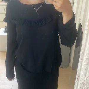 Blus - Säljer denna blusen i storlek 34 men jag skulle säga den sitter som en 32💕