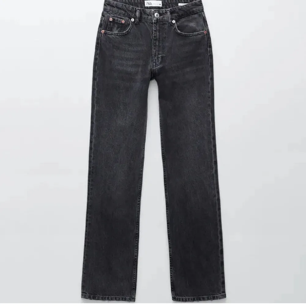 Säljer zara midwaist straight jeans i mörkgrå/svart. I strl 34 men passar mig som är en 32. Jeans & Byxor.