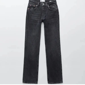 Zara jeans - Säljer zara midwaist straight jeans i mörkgrå/svart. I strl 34 men passar mig som är en 32