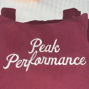 Peak performance hoodie - En mycket fin och mjuk hoodie från peak performance. Är i storlek S men passar även xs. Är superfin men behöver rensa. Är pyttelite sliten på en av armarna (se bild) men de syns inte. Köparen står för frakten ❤️