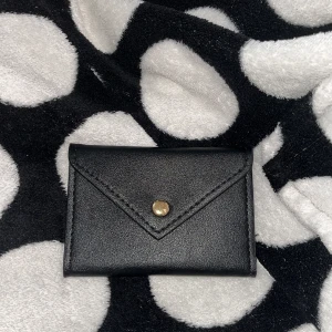 Helt ny plånbok - Helt ny plånbok som aldrig har används. Är från bikbok och man kan antingen lägga pengar eller sina kort där. Liten och får plats överallt. Köparen står för frakten ❤️